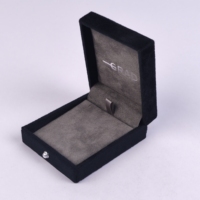 Boîte à bijoux en MDF avec revêtement en daim noir, doublure en microfibre, fermeture à pression métallique, logo personnalisé pour l'affichage de colliers et pendentifs, et emballage cadeau haut de gamme