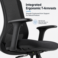 Chaise de conférence moderne ergonomique avec base à patins sans roulettes et dossier en maille pour salle de réunion, formation et conseil d'administration