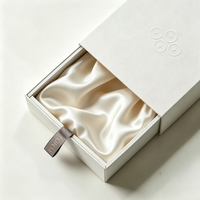 Boîte à tiroir blanche de luxe avec ruban et languette de traction, logo personnalisé en relief, doublure en satin, boîte cadeau coulissante, emballage OEM