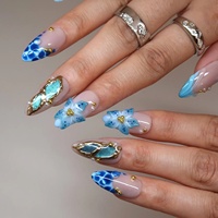 Kuku Akrilik 3D Motif Bunga Biru-Emas dengan Bingkai Logam Emas, Ujung Prancis, Mutiara, dan Glitter, Dapat Disesuaikan, Grosir