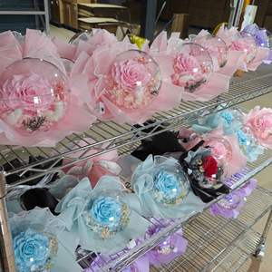 Bouquet di bambole in acrilico con palloncini con tocco di rose secche di natale di vendita calda - Product Image 3