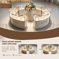 Vitrine de présentation de bijoux haut de gamme, modulaire, ronde, sur mesure, avec bordure en métal doré et vitrine combinée en verre incurvé