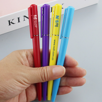 Logo personnalisable Crayon à bille en plastique promotionnel bon marché Stylos à torsion simples pour hôtels Stylo de sport Type de corps