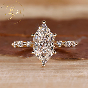 Anello di fidanzamento personalizzato <span class=keywords><strong>in</strong></span> <span class=keywords><strong>oro</strong></span> 18 carati <span class=keywords><strong>con</strong></span> diamante certificato IGI, realizzato <span class=keywords><strong>in</strong></span> laboratorio, di lusso, <span class=keywords><strong>con</strong></span> diamanti laterali VVS HTHP CVD coltivati <span class=keywords><strong>in</strong></span> laboratorio. - Product Image 1