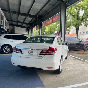 <span class=keywords><strong>Honda</strong></span> <span class=keywords><strong>Civic</strong></span> Sportiva Bianca del 2014 Usata, Affidabile Motore 1.8L I-VTEC e Cambio CVT, Ideale per Pendolarismo Quotidiano o Esportazione - Product Image 3