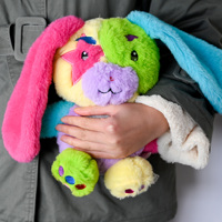 Peluche Lapin Arc-en-ciel Personnalisable pour la Relaxation et le Confort, Adorable Lapin en Peluche Coloré pour Pâques