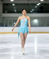 Robe de patinage artistique bleu ciel sans manches, dos ajouré orné de strass, en maille, pour adultes et enfants