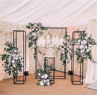 Arche de décoration de cérémonie d'engagement avec cadre noir, support de fleurs et toile de fond métallique pour mariage