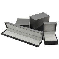 Boîte à bijoux en velours noir de haute qualité avec insert en velours, matériaux recyclés, laminage mat, revêtement UV, emballage rigide