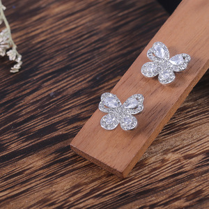 Orecchini da Donna in Stile Coreano con Zirconia Cubica a Forma di Farfalla, Delicato Ornamento per Orecchie Giovanili per Uso Quotidiano - Product Image 6