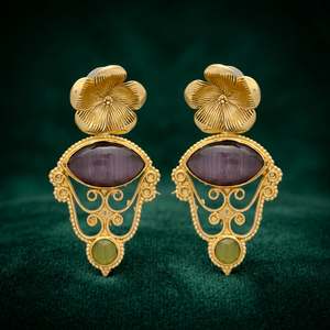 Boucles d'oreilles pendantes en laiton plaqué or, motif floral filigrané, avec pierres précieuses Monalisa violettes et vertes, pour femme, vente en gros, sertissage griffe vintage - Product Image 2