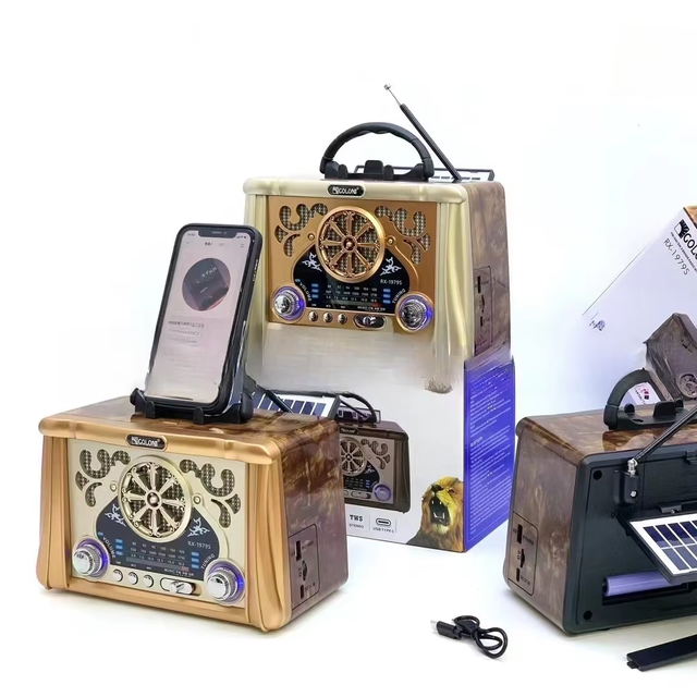 Best Sell Retro Solar Plastic Speaker with Screen and Digital Display Portable Wireless Radio Card Slot Flashlight