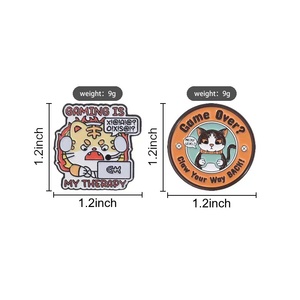 Broches créatives uniques en gros, motif chaton de dessin animé, accessoires mignons en métal, badges représentant un chat jouant, souvenirs - Product Image 4