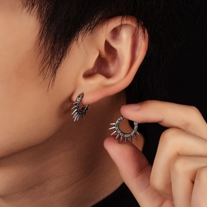 Pendientes de Aro con Púas de Acero Quirúrgico, Hipoalergénicos, Estilo Punk Gótico, Diseño Huggie, Accesorio de Moda Unisex, Regalo para Hombre - Product Image 2