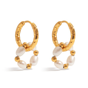 Pendientes de Aro con Perlas, Diseño Martillado en Oro de 18K, para Uso Diario Femenino - Product Image 1