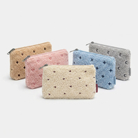 Pochette de maquillage en tissu Teddy de qualité supérieure avec fermeture éclair, sac de toilette en fausse fourrure en forme de cœur
