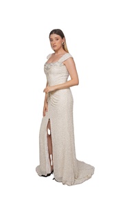 Robe de mariée en polyester à texture douce de qualité supérieure avec un design élégant à train long et un col carré pour une cérémonie de mariage - Product Image 2