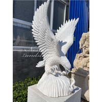 Sculpture d'aigle en marbre blanc, produit de décoration de jardin moderne pour extérieur, maison, jardin, parc urbain, sculpture animale naturelle en pierre.