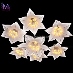 MILE Vente en gros de décorations de <span class=keywords><strong>plafond</strong></span> de <span class=keywords><strong>mariage</strong></span> à LED, fleurs de lys en plastique suspendues, lustre de <span class=keywords><strong>plafond</strong></span> <span class=keywords><strong>pour</strong></span> événements, fournitures de fête - Product Image 4
