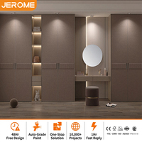 Ensemble de meubles de chambre à coucher de luxe : Système d'organisation avec armoire intégrée et penderie, finition cuir moderne, et coiffeuse
