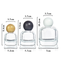 Vente en gros de flacons de parfum de luxe modernes carrés de 30/50 ml, transparents, imprimés en sérigraphie, avec boîte, vaporisateur portable en verre