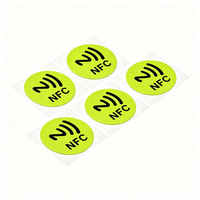Vente en gros d'autocollants NFC sans contact 13,56 MHz, puce NTAG213 de 35 mm, imperméables, imprimables, durables, ISO/IEC 14443A pour carte de visite