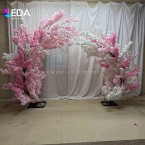 ซุ้มต้นซากุระประดิษฐ์ LEDA สีชมพูขาวผสม ฐานโลหะ สำหรับตกแต่งทางเข้างานแต่งงาน ฉากหลังงานอีเว้นท์และงานปาร์ตี้ - Product Image 3