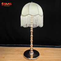 Lampe de table en métal doré de luxe, nouveau design SMS, décoration de style moderne, centre de table blanc pour mariage avec abat-jour