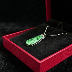 Colgante de Jadeíta Birmana Natural de Grado A con Patrones Florales Flotantes, Textura Helada y Glutinosa, Engastado en Oro Blanco de 18k. - Product Image 5