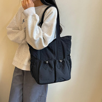 Sac fourre-tout léger en nylon grande capacité à bandoulière unique avec fermeture à cordon en polyester, style décontracté et tendance pour l'été