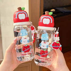Bouteille d'eau Qslabey sur le thème de la pomme, 600 ml, double paille, bouteille de sport pour enfants, design de dessin animé, rouge - Product Image 3