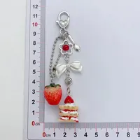 Porte-clés en alliage de zinc fait main, motif gâteau aux fraises, breloque alimentaire, bijou pour femme, accessoire de sac, vêtements, voiture, cadeau pour filles