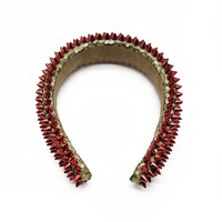 Serre-tête artistique rouge style punk rock clouté avec rivets pointus, accessoire de mode gothique pour cheveux, idéal pour fêtes, festivals, concerts et costumes