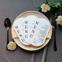 Carte de menu de mariage élégante ovale en acrylique blanc, personnalisée avec texte estampé à chaud noir, pour table de dîner de banquet de mariage