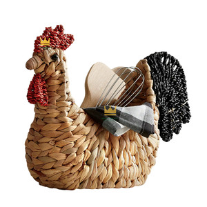 Panier de rangement en jacinthe d'eau en forme de poulet, avec queue noire et peigne rouge, pour cuisine rustique et chambre d'enfant, vente en gros - Product Image 1