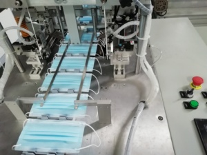 Einweg Hoher Geschwindigkeit Maske Ohr Schleife Schweißen Maschine <span class=keywords><strong>3</strong></span> Ply Maske Maschine Automatische Ohrbügel Schweißen Maschine - Product Image 4