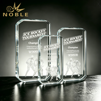 Edele rechte verticale achthoekige kristallen ijshockey award met gegraveerde groepsatleet silhouet, aangepast logo, sportcompetitie prijs
