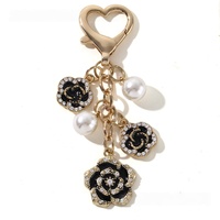 Porte-clés et breloque de sac en métal plaqué or, orné de strass, de perles et de fleurs de camélia, pendentif floral étincelant