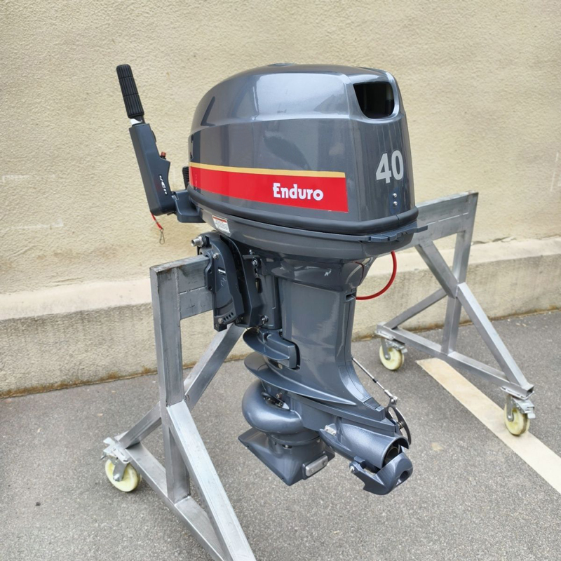 Moteur hors-bord 2 temps 40cv à jet gris