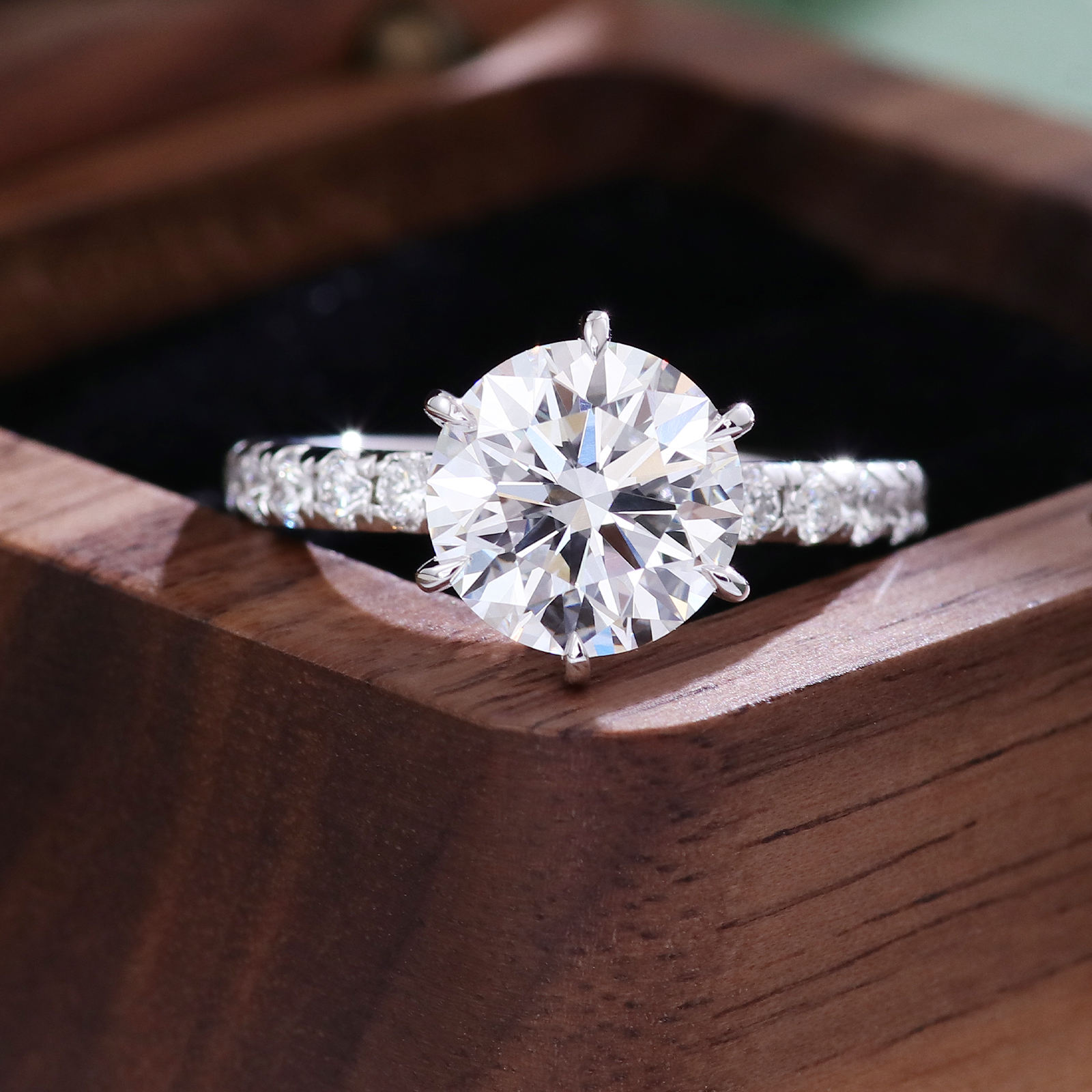 Anillo de diamantes de laboratorio de oro blanco de 14 quilates