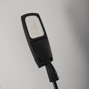 Lampadaire LED compact noir 150W pour éclairage routier extérieur, avec contrôle intelligent et garantie <span class=keywords><strong>de</strong></span> 5 ans, idéal pour les projets d'éclairage public. - Product Image 3