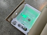 Fauteuil de pédicure spa beige avec bassin coulissant, massage roulant, inclinaison électrique, lumière LED et table de manucure pour salon de beauté
