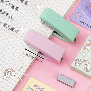 Mini <span class=keywords><strong>grapadora</strong></span> de color caramelo con grapas, <span class=keywords><strong>grapadora</strong></span> <span class=keywords><strong>pequeña</strong></span> y bonita para escritorio, regalo para uso de estudiantes o de oficina - Product Image 6