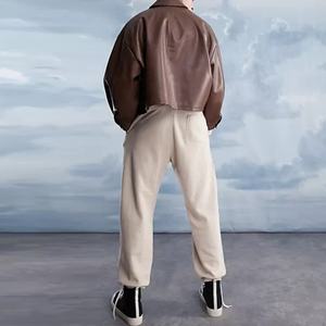 Blouson coupe-vent sur mesure de haute qualité avec boutons-pression, en similicuir marron extrêmement ample et court pour homme - Product Image 2