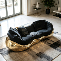 Canapé multi-places en fibre de verre courbée en velours noir avec coque dorée texturée pour espace résidentiel contemporain haut de gamme