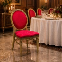 Vintage Louis-Stil Plastik-Hochzeitsstühle mit Exquisiten Geschnitzten Akzenten und Rotem Samtkissen für Boutique-Gastronomieprojekte