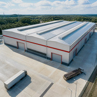 Centre de livraison de colis, entrepôt à structure métallique, zone de plateforme d'accueil, chantier de construction