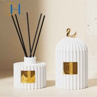C & H Kit de décoration de maison de luxe avec logo en métal personnalisé en gros Ensemble de bougie parfumée et diffuseur de roseaux en céramique
