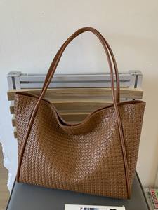 Un bolso de mano de cuero desmontable de gran capacidad con un diseño sencillo y un cierre de cremallera de fácil aplicación. - Product Image 6