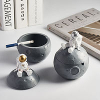 Cendrier d'astronaute en résine personnalisé en gros Figurine Statues artisanat Style Sculpture pour la décoration de bureau à domicile Article d'ameublement